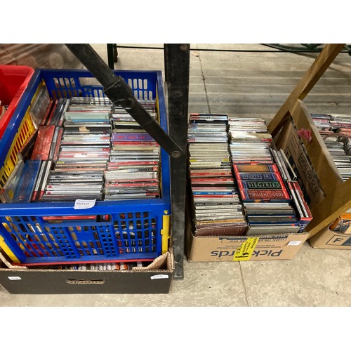 496 - Large quantity of assorted classical & operatic CDs etc