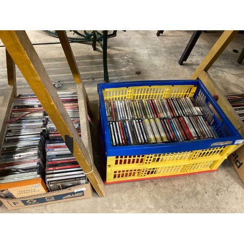 496 - Large quantity of assorted classical & operatic CDs etc