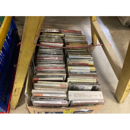 496 - Large quantity of assorted classical & operatic CDs etc