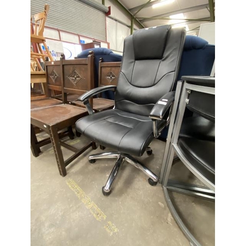 134 - Good quality black & chrome swivel office chair (61W cm)