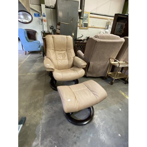 81 - Leather Ekornes swivel lounge chair (75W cm) & matching footstool (40H 54W 38D cm)