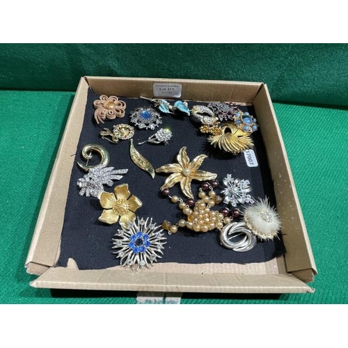 311 - Tray of 20 vintage brooches