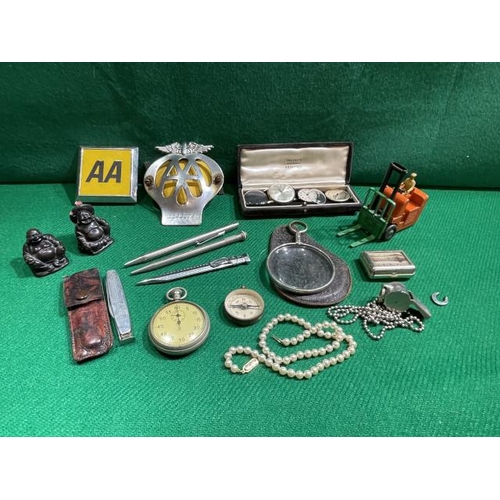 312 - Tray of collectables inc. 2 AA car badges, 2 watch movements inc. Alverna 17 jewels, pocket compass,... 