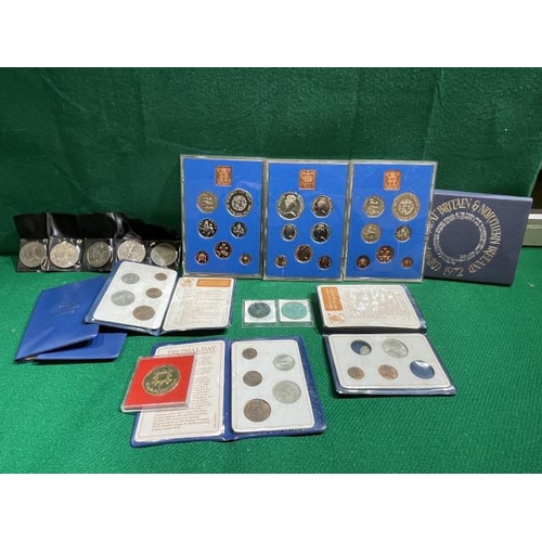 317 - 3 Packs of coinage of Great Britain & Northern Ireland 1972 (complete), 5 Elizabeth II 1977 crowns, ... 