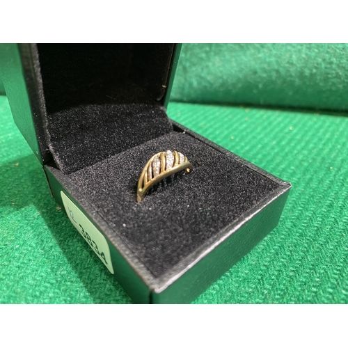 331 - 9ct Gold ring (Size M)