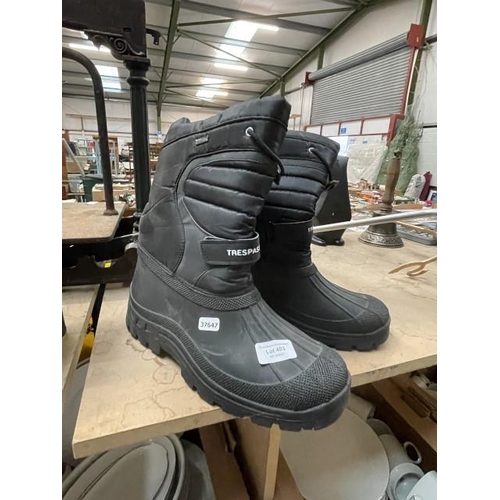 483 - Trespass waterproof (size 11) muck boots