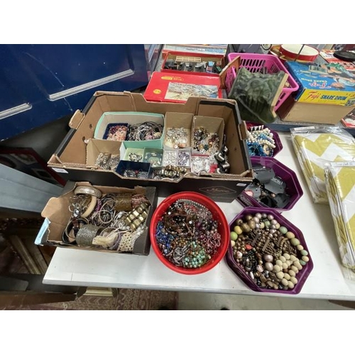 535 - Assorted boxes of costume jewellery inc. bracelets, rings, necklaces, broaches, vintage scarf ring, ... 