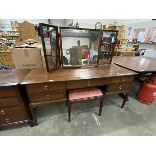 580 - Stag Minstrel mahogany dressing table (127H 152W 47D cm) with matching stool