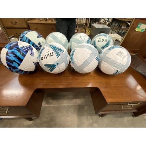 598 - 4 Mitre size 5 footballs (NEW)