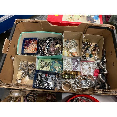 535 - Assorted boxes of costume jewellery inc. bracelets, rings, necklaces, broaches, vintage scarf ring, ... 