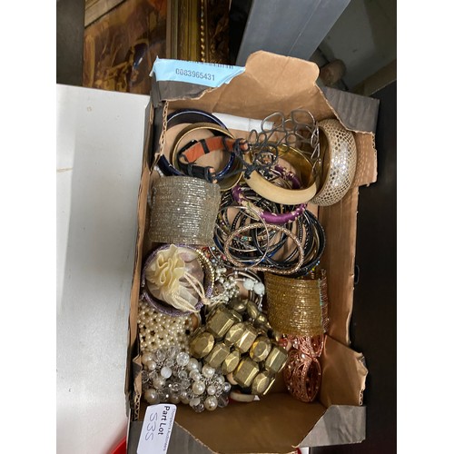 535 - Assorted boxes of costume jewellery inc. bracelets, rings, necklaces, broaches, vintage scarf ring, ... 