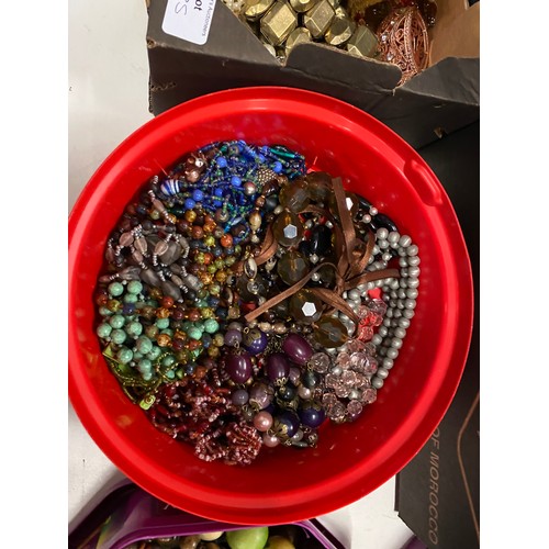 535 - Assorted boxes of costume jewellery inc. bracelets, rings, necklaces, broaches, vintage scarf ring, ... 