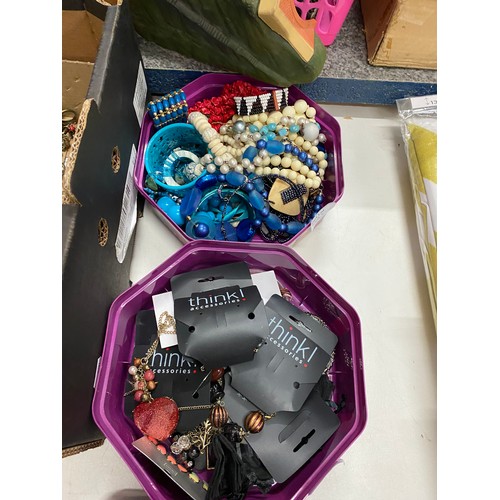 535 - Assorted boxes of costume jewellery inc. bracelets, rings, necklaces, broaches, vintage scarf ring, ... 