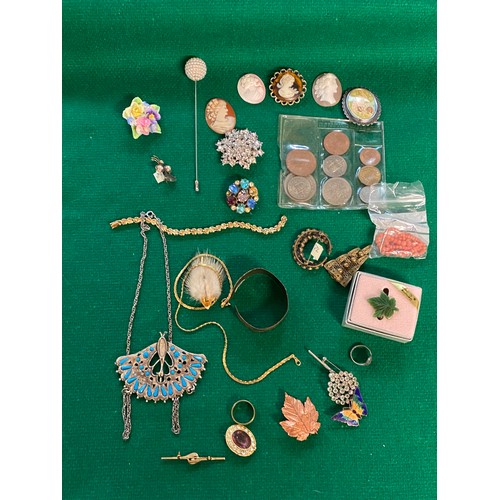 320 - Tin of costume jewellery including vintage, coins, cameo scarf clip, bar brooch etc.