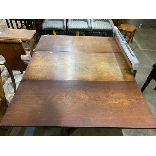 80 - 18th Century oak gate leg table (71H 140W 105D cm)