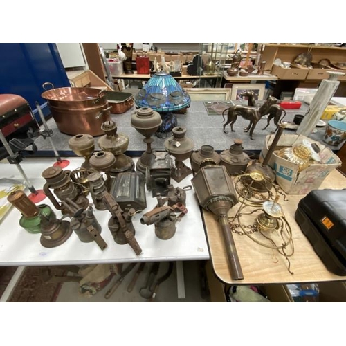 516 - Quantity of brassware inc. coach lamp, oil lamps, tilly lamps etc (all sold as seen)