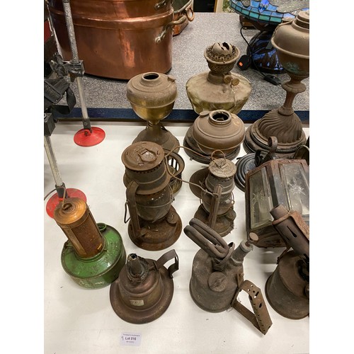 516 - Quantity of brassware inc. coach lamp, oil lamps, tilly lamps etc (all sold as seen)