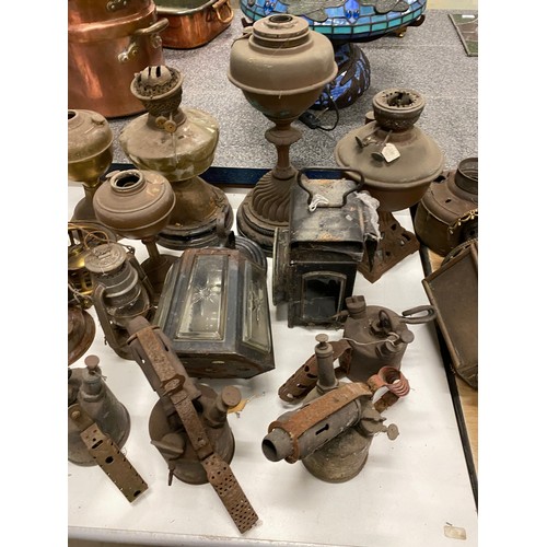 516 - Quantity of brassware inc. coach lamp, oil lamps, tilly lamps etc (all sold as seen)