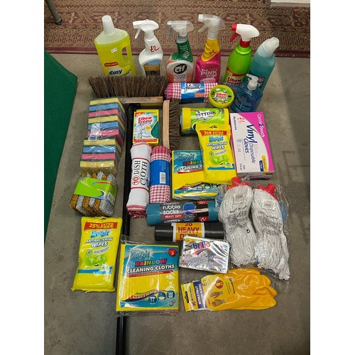 542 - Box of assorted cleaning products