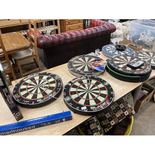 439 - 3 Winmau dart boards (one signed), 2 Unicorn dart boards, 1 William Hill dart board & darts oche