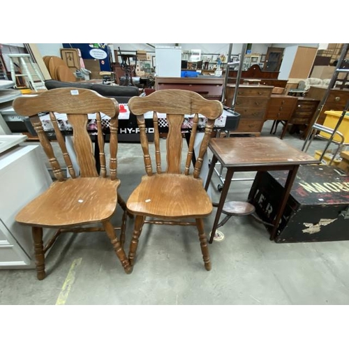 139 - Pair of oak kitchen chairs & Victorian mahogany inlaid occasional table (67H 53W 38D cm)