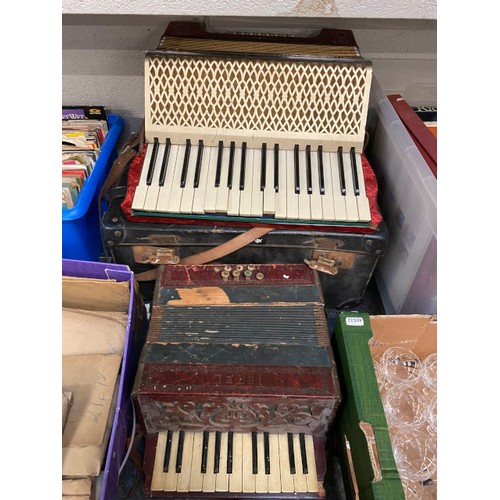 389 - Cased Carmen accordion & Jetel German accordion (latter as seen- for restoration), box of Cliff Rich... 