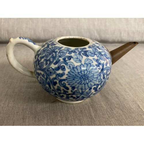 356 - 4 Pieces of oriental ceramics inc. Chinese teapot, blue & white Chinese vase (repaired) etc