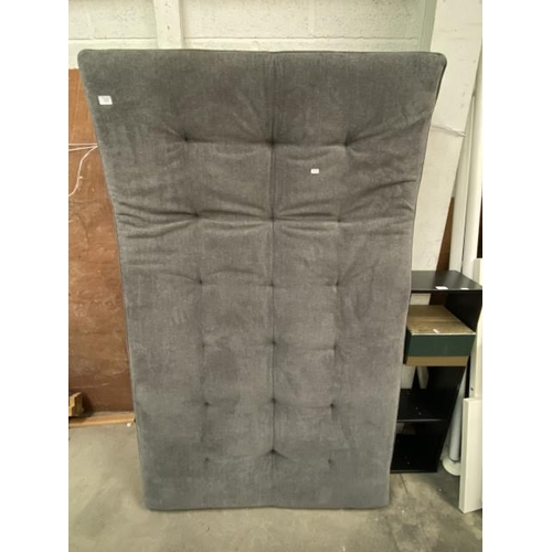 6 - Grey button back day bed (H43 L180 W110 cm)