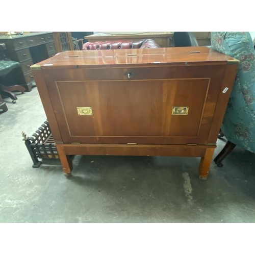 60 - Yew wood cocktail cabinet (74H 92W 46D cm) with 1 key