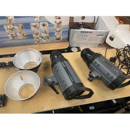 217 - 2 Bowens Gemini GM400RX flash studio lights, Bowens BW6605 lightweight handy stands for photographic... 