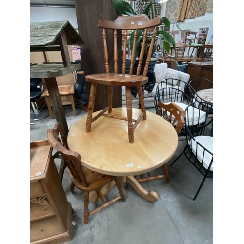 80 - Pine circular tripod kitchen table (76H 92DIAM cm) & 3 pine chairs