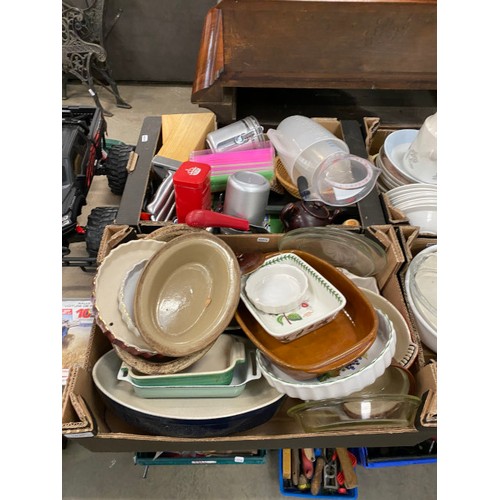 541 - 9 Boxes of mainly kitchenalia inc. mixing bowls, serving dishes, mugs, glassware etc