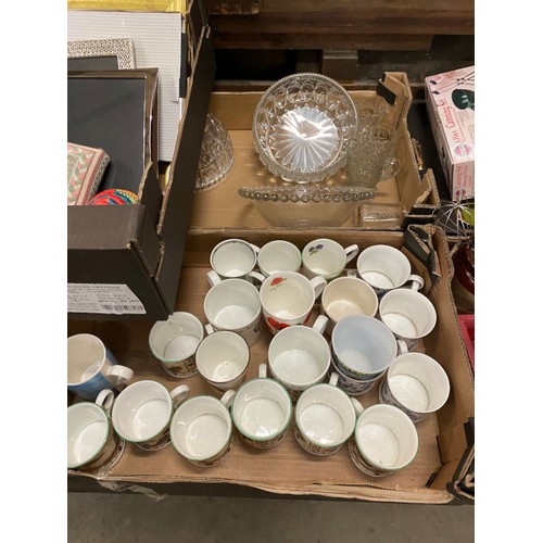 541 - 9 Boxes of mainly kitchenalia inc. mixing bowls, serving dishes, mugs, glassware etc