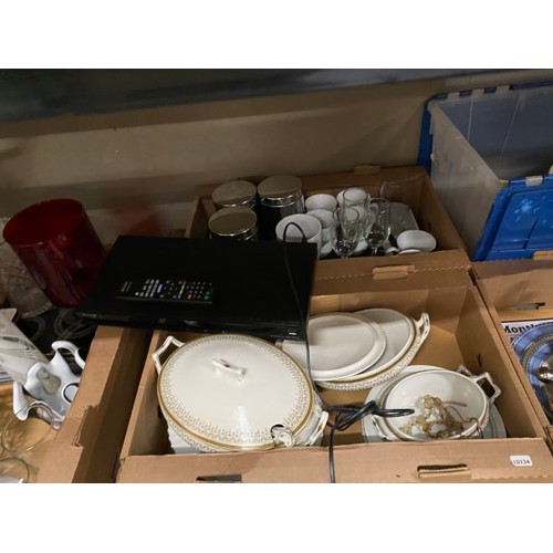 554 - Large quantity of mainly kitchenalia, books, vases, glassware etc