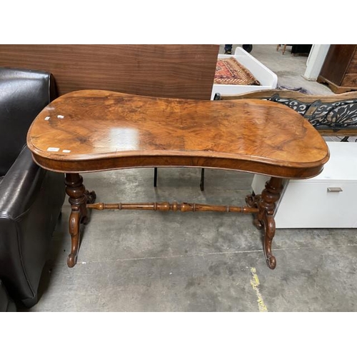 110 - Victorian walnut centre table (72H 127W 65D cm)