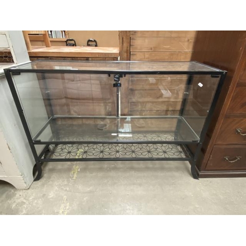 116 - Contemporary glazed display cabinet (missing shelf) (80H 118W 41D cm)