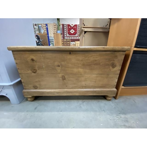 120 - Victorian pine blanket box (59H 100W 51D cm)