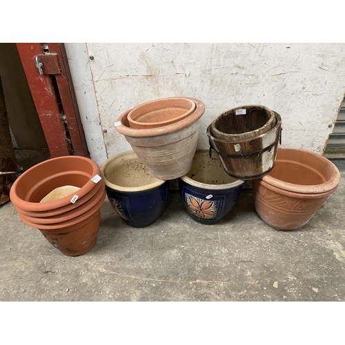 124 - Assorted plant pots inc. glazed & terracotta