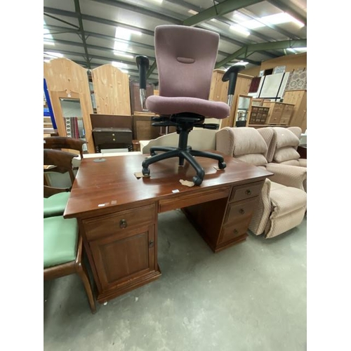 21 - Mahogany kneehole desk (77H 140W 78D cm) & swivel office chair