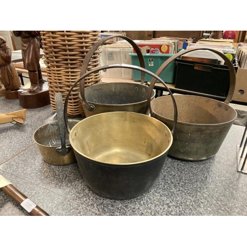 225 - 4 Brass jam pans (30, 29, 28 & 19 DIAM cm)