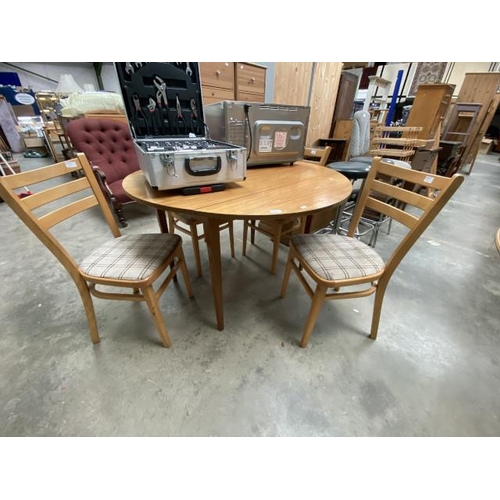 39 - Beech circular dining table (71H 114DIAM cm) & 4 chairs
