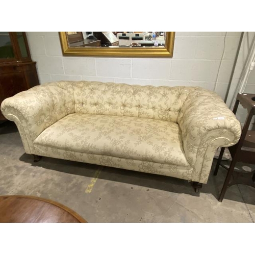 75 - Victorian upholstered Chesterfield settee (195W cm)