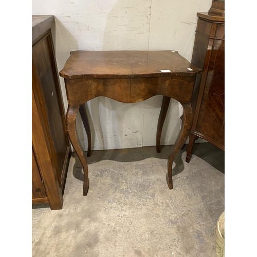 80 - Victorian walnut occasional table (73H 59W 40D cm)