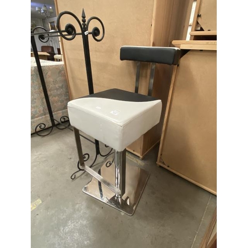 88 - Contemporary chrome swivel bar stool (37W cm)