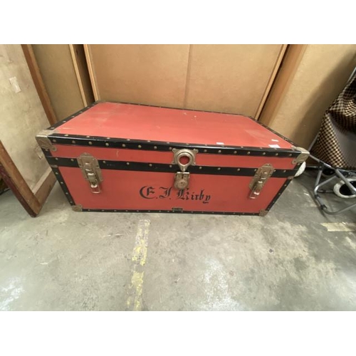 90 - Vintage travelling trunk (36H 91W 52D cm)