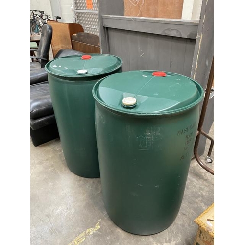 30 - Pair of plastic water barrels (94H 58DIAM cm)
