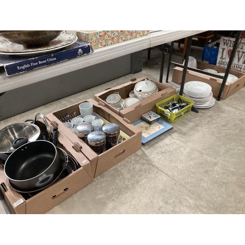 418 - Quantity of assorted kitchenalia, dinner service, place mats etc