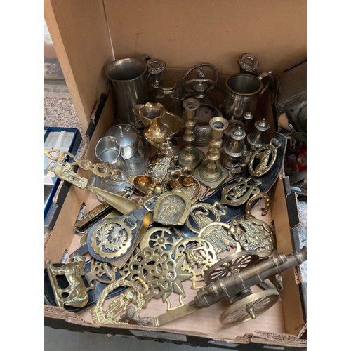 353 - Cast scales (as found), collectors spoons, brass candlesticks, horse brasses, tankards, candelabra, ... 