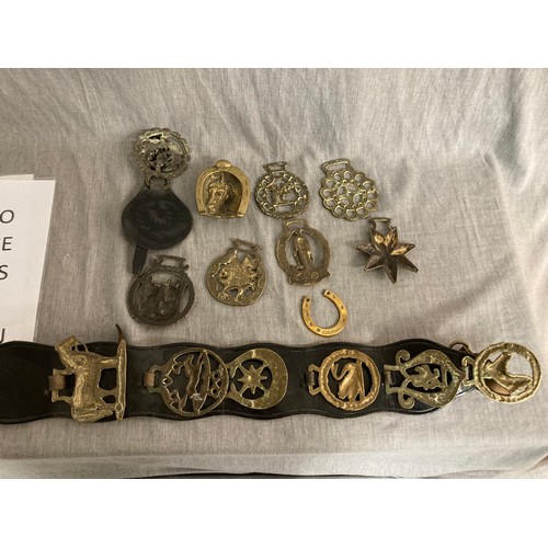 353 - Cast scales (as found), collectors spoons, brass candlesticks, horse brasses, tankards, candelabra, ... 