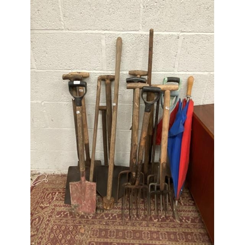 170 - Assorted garden tools